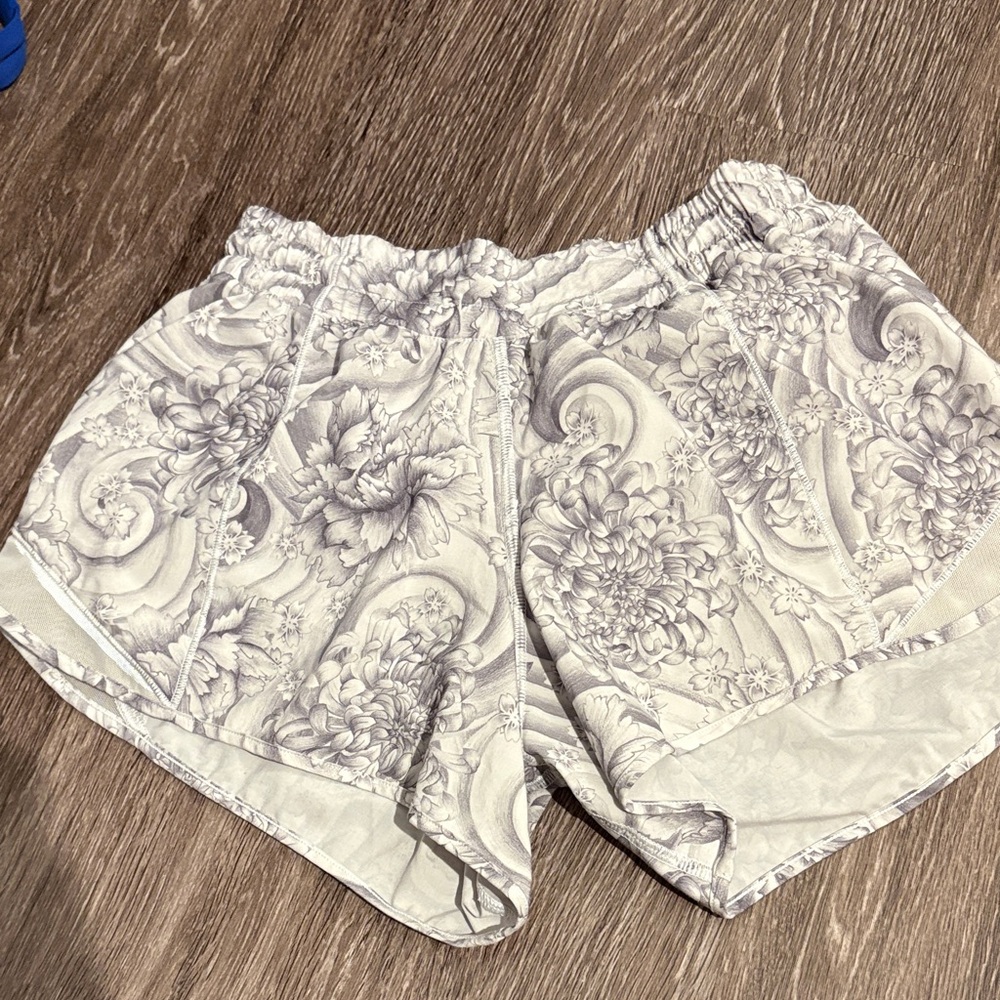 lululemon floral Hotty Hot shorts 4”